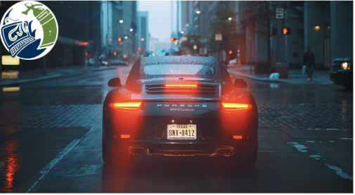 Imagen de un  coche desde detrás